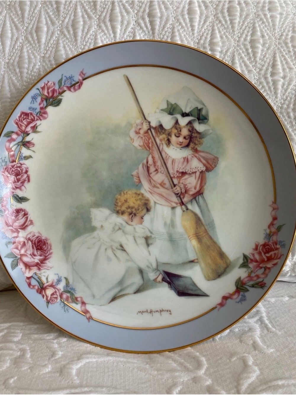 Vintage-style Decorative Collector Plate with Pink Rose Border